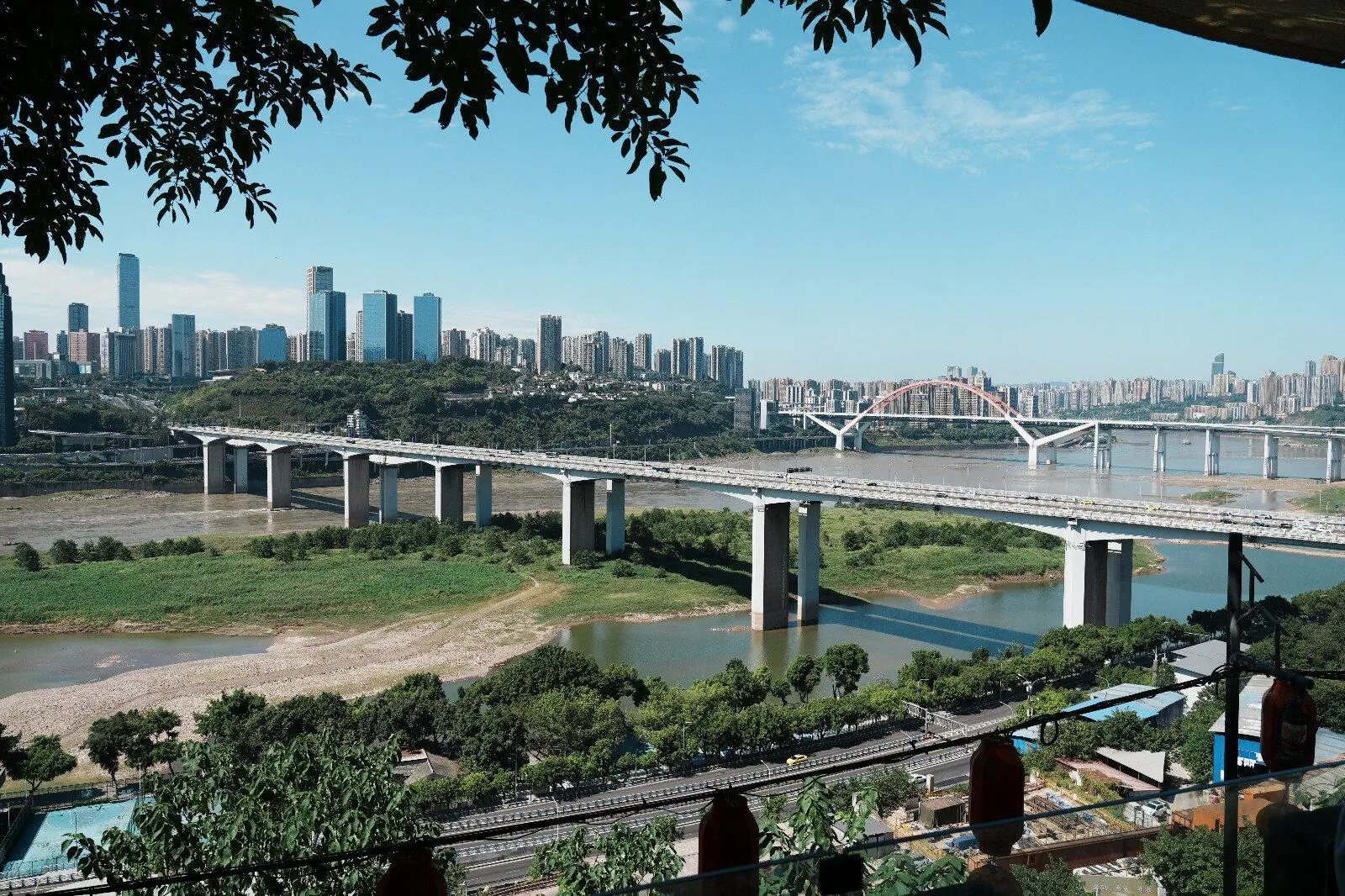 长江与重庆城市天际线