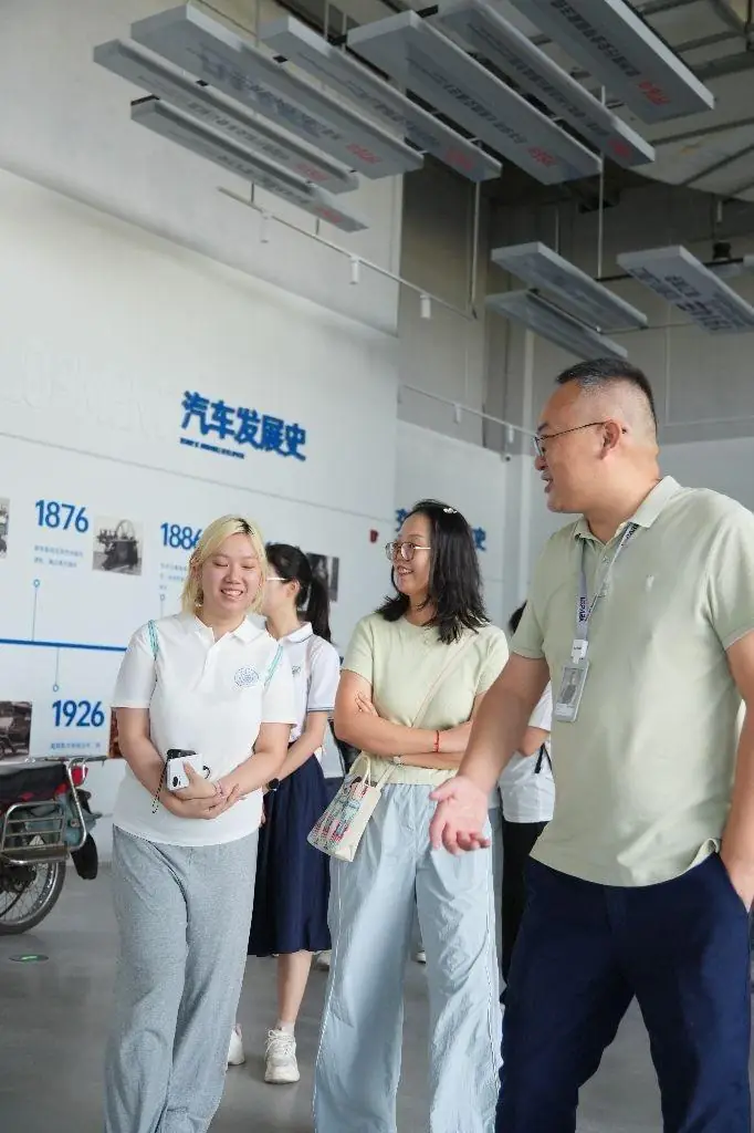 实践团在汽车发展史时间轴前听讲